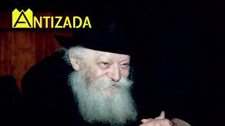 הרבי מליובאוויטש מנגן ניגון לכתחילה אריבער (ק"פ) בהתוועדות י' שבט תש"כ - התמונה מוצגת ישירות מתוך אתר האינטרנט יוטיוב. זכויות היוצרים בתמונה שייכות ליוצרה. קישור קרדיט למקור התוכן נמצא בתוך דף הסרטון