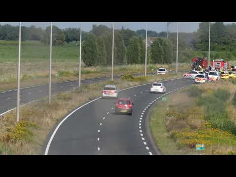 [Uniek] Politie rijd auto klem na rijden door wegafzetting