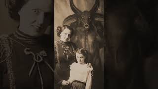 This family photo captures the devil 🤯🔞