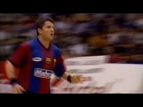 Bustos desde la 1ª línea arreglando el problema. Liga ASOBAL 99/00. Valencia-Barcelona. PlayOff C-2