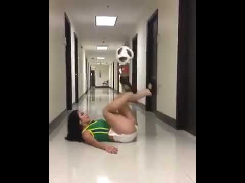 Девушка, каблуки и футбольный мяч