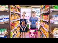 Barbie Ken Mengenakan Topeng Dan Membawa Bayi Ke Supermarket Untuk Membeli Sayuran Dan Buah Buahan