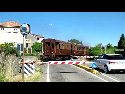 Passaggio a livello a Grignasco, parte 1. Railway crossing in Grignasco, part 1.