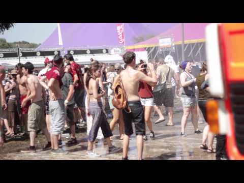 De brandweer brengt verfrissing op Dour Festival 2014