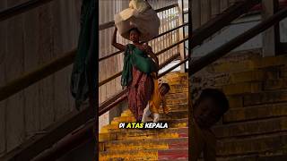 Download lagu YA ALLAH IBU INI MEMIKUL BARANG YANG SANGAT BERAT DI ATAS KEPALANYA mp3