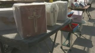 Urnas, el producto de moda que permite a Don Vinicio sobrevivir