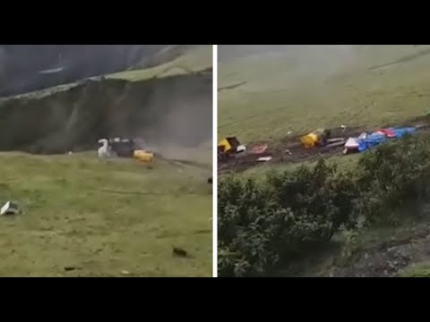 Accidente de un camión deja un vehículo embarrancado en La Paz– Sorata