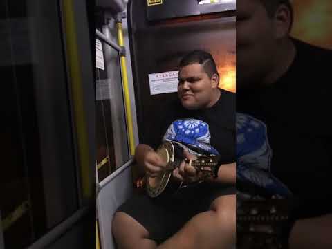DUZÃO MENOS É MAIS CANTA ALMIR GUINETO NO ÔNIBUS