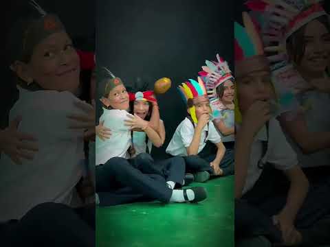 ESTUDIANTES DE LA U.E.E ANDRÉS BELLO CONMEMORA EL DÍA DE LA RESISTENCIA INDIGENA EN LUNES CÍVICO