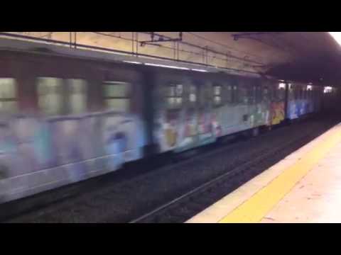 Durchfahrt eines U-Bahn Zuges im Bahnhof Collosseo