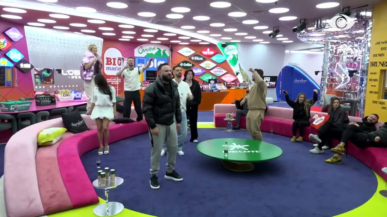 Fillon atmosfera në shtëpi, banorët këndojnë njëzëri karaoke