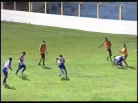 Jogador do Iape perde gol incrível em amistoso