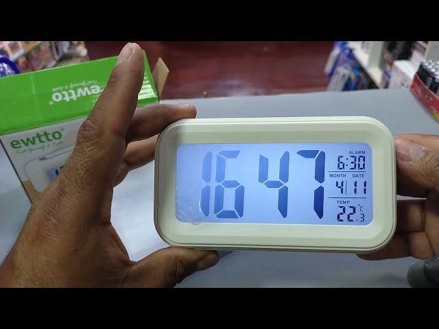 Vídeo relacionado con HERMIC Despertador Digital de Madera, Reloj Despertador Digital Pilas con Pantalla LCD Grande, Retroiluminación, Fecha, Temperatura, Sensor de Luz Automático, Snooze (3 Pilas AAA Incluidas)