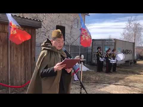 100-летний ветеран станцевал вальс со своей дочерью на акции «Поем двором» в Якутске