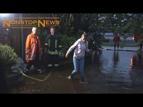 Feuerwehr sichert Gebäude vor Wassermengen in Burlage - Sandsäcke und Pumpen im Einsatz