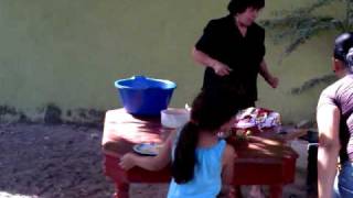 preview picture of video 'Mi Mama Vicky Haciendo Tortillas En El Comal, en la Cruz de elota Sinaloa, Semana santa 2009'