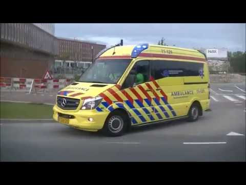 Ambulances en rode kruis met spoed tijdens Dam tot Dam loop