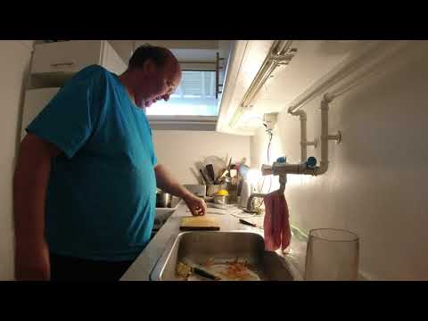 MongoTV_3469 - Danish Vlog - Mongo Madskole - Oksebouillonsuppe Med Nudler - Løg - Gulerødder