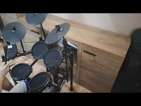 APUSKASPETI & TAMÁSKA GABI – hellosziaélet (drum cover)