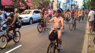 preview picture of video 'Philadelphia Naked Bike Ride as it passes Rittenhouse Square around 5:30pm on 8/25/13'