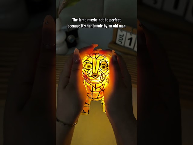 Vídeo relacionado con Lámparas para perros, lámparas Corgi, lámpara Schnauzer para perros, lámpara de cristal manchado para perros, serie de arte de luz nocturna, lámpara de mesa LED con temática de perros, regalo