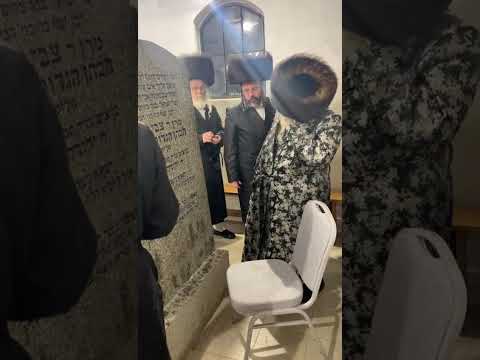 Temeshvar Rebbe At the Kever Of Reb Hersh From Rimini - Iyar 5785