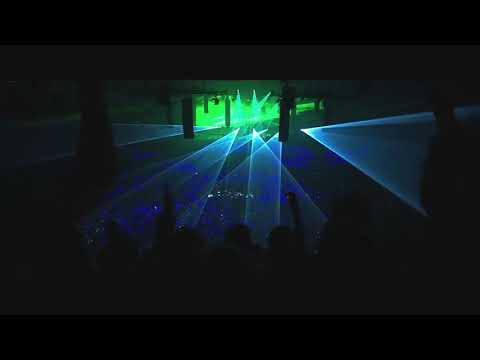 Bassjackers - Wave Your Hands (Dimitri Vegas & Like Mike Live Bringing The World The Madness)