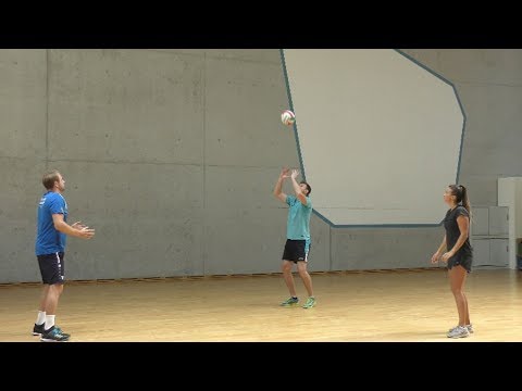 Anwerfen Pritschen Ueberkopf Fangen zu dritt (2)