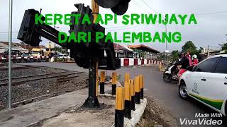 preview picture of video 'Kereta api SRIWIJAYA Kesiangan Dari Palembang'