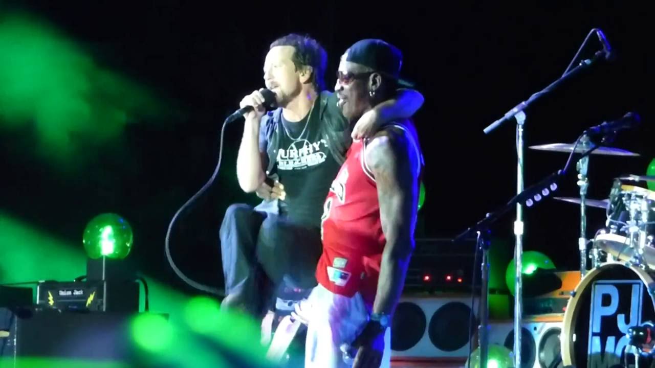 Pearl Jam - Black, Red, Yellow (w/Dennis Rodman) - Wrigley Field (August 22, 2016) - YouTube