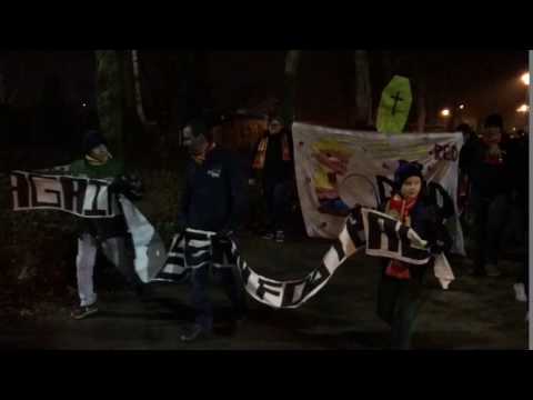 Supporters OMS Ingelmunster trekken met doodskist in clubkleuren richting stadion