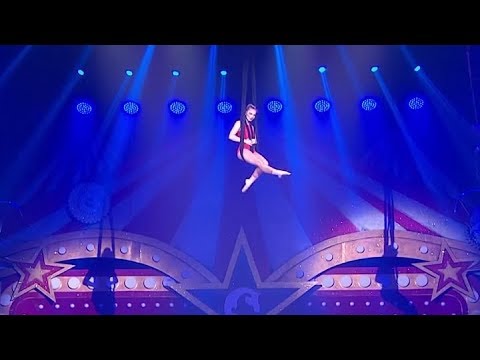 Suspendu à un ruban