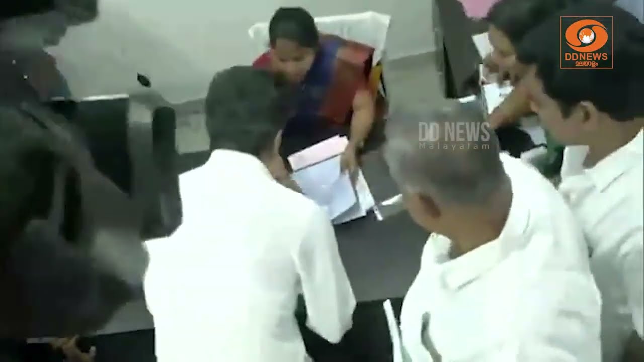 നാമ നിർദ്ദേശ പത്രിക സമർപ്പിച്ച് വിജയ്, തിരുച്ചിറപ്?