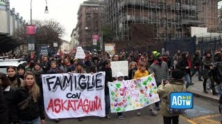 Oltre duemila persone in strada per il corteo dopo lo sgombero del centro sociale Askatasuna a To...