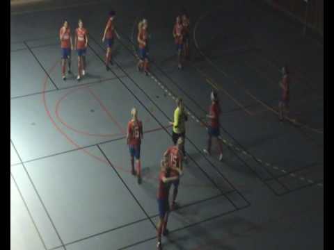 Borens IK Dam kastar godis inför finalen i ÖIFC 2009.wmv