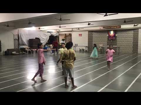 Sumedha & Mukund running around & playing with other little kids at Vashi Balaji temple Sept 30 2022