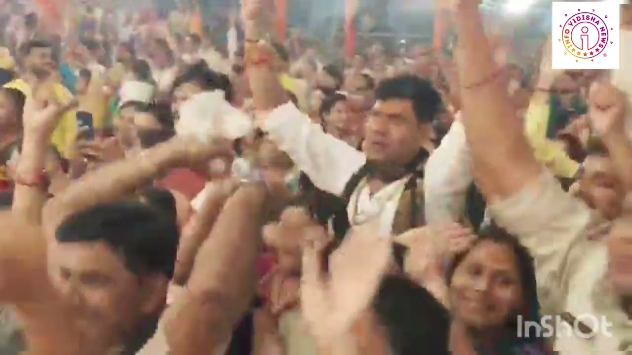 बागेश्वर सरकार ने सुनाया देशभक्ति गीत ,पंडाल में मौजूद महिला पुलिसकर्मी सहित सारे श्रद्धालु झूम उठे