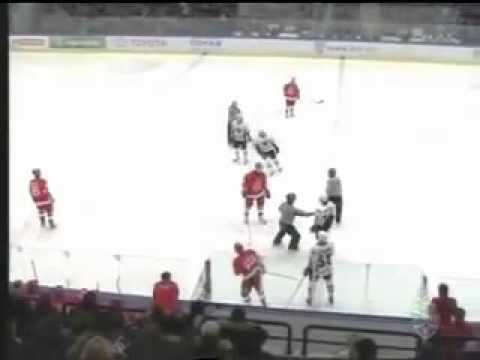 Eishockey Schlägerei in Russland am 10.01.2010.flv