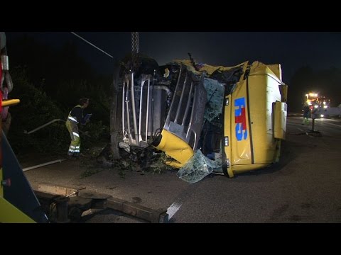 A7 Kassel - LKW weicht aus und kippt auf Gegenfahrbahn um 27.09.2014