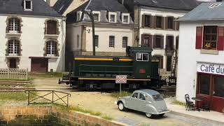 Un locotracteur SNCF manoeuvre dans un port (maquette au 1/87)