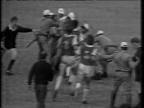 Presidente do Grêmio Santanense invade campo e agride árbitro - Jornal Nacional [VHS]