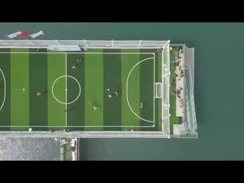 China lança em Qingdao primeiro campo de futebol no mar. Quem gostaria de uma partida?
