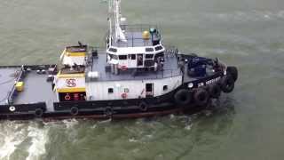 preview picture of video 'Rebocadores acompanhando o navio Gran Holiday saindo do Porto de Itajaí!'