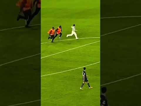 اقتحام ملعب لترويج العملة*