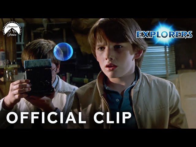 Ethan Hawke & River Phoenix Discover a Space Alien Bubble!