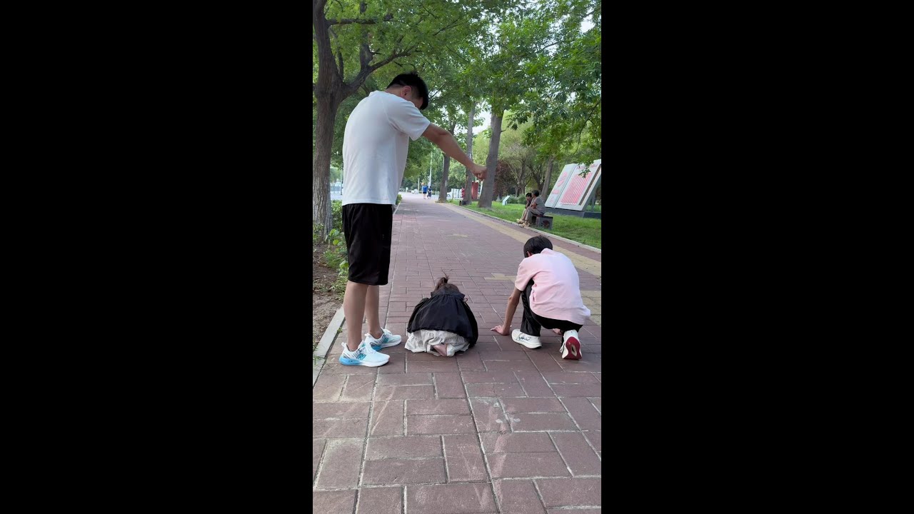 This referee is too unauthentic, isn't it😂# Dad takes baby# Family has adorable baby# Human cub# H