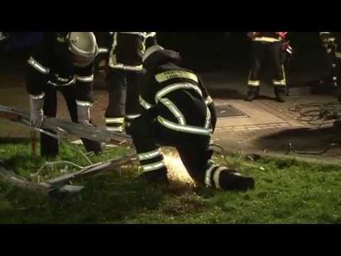 Auto rast in Vollmarshausen auf Tankstellengelände: Drei Personen schwer verletzt