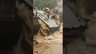 Download lagu Detik-Detik Jembatan Runtuh! Warga Panik Menyelamatkan Diri! #viral #video #viralvideo #banjir mp3