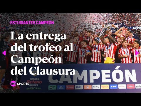 La entrega del trofeo al ESTUDIANTES CAMPEÓN del TORNEO CLAUSURA