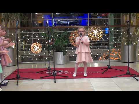 VÄIKESTE TÜDRUKUTE VÄIKESED ASJAD - SIMONA | Laulupesa Jõulukontsert kaubamajas 15.12.2017